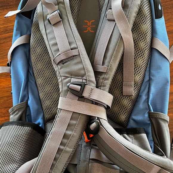 REI Traverse 30 Backpack Climbing Hiking Hydration Blue/Gray Daypack - READ!! - Picture 2 of 6